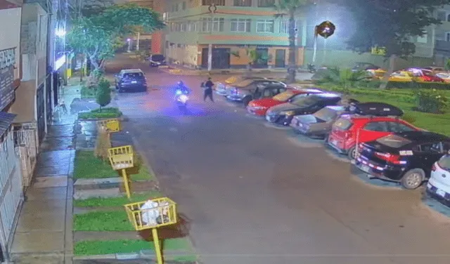  Cámaras de seguridad registraron el momento en que el sicario huye junto a sus cómplices en motocicleta.   