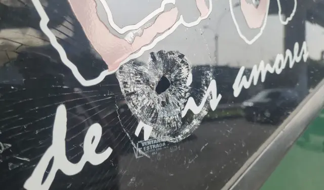 Así quedó el bus tras el ataque en la madrugada.   