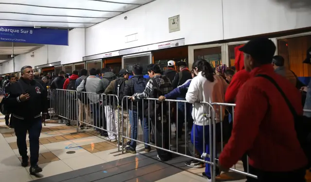  Largas colas en el Metropolitano de Lima en horas puntas generan estrés en los pasajeros. Foto: Carlos Felix / La República    