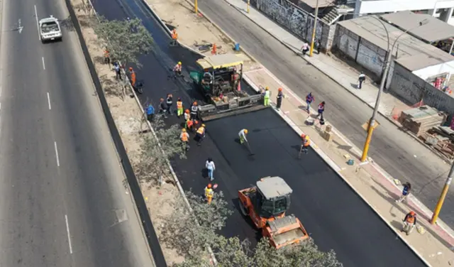 La avenida mientras estaba en construcción.    