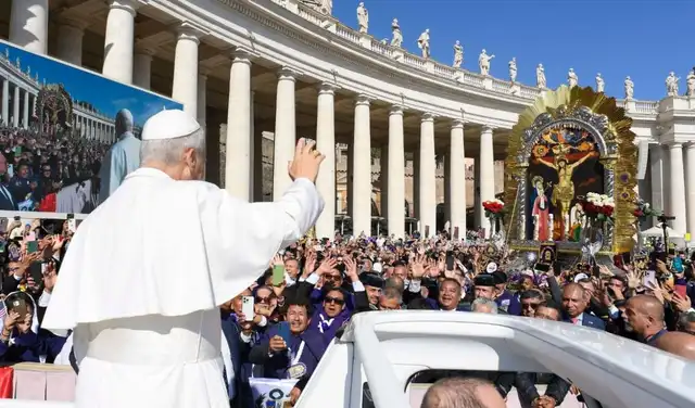 El Papa León XIV con fieles peruanos. Foto: Vatican News. El Papa León XIV con fieles peruanos. Foto: Vatican News.
