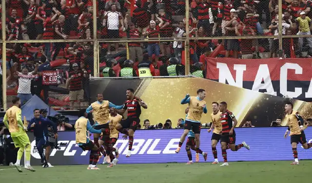 Eufórico festejo de la gente del Flamengo tras el gol de Danilo. Eufórico festejo de la gente del Flamengo tras el gol de Danilo.