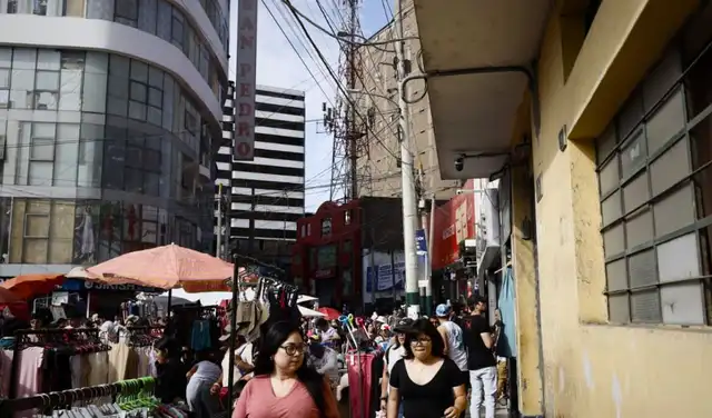Según transeúntes y clientes de Gamarra, las autoridades deberían actuar cuanto antes. Foto: Sebastián Blanco / La República. Según transeúntes y clientes de Gamarra, las autoridades deberían actuar cuanto antes. Foto: Sebastián Blanco / La República.