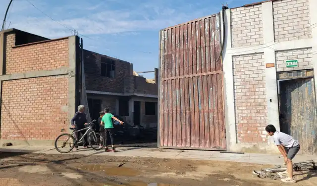 El incendio de código 3 fue contenido por los bomberos hacia horas de la tarde. Foto: Melissa Landa / La República. El incendio de código 3 fue contenido por los bomberos hacia horas de la tarde. Foto: Melissa Landa / La República.