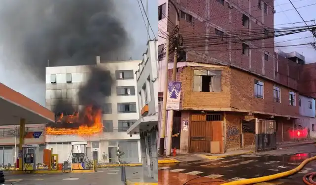 El fuego se inició en el primer piso, que funcionaba como almacén clandestino. Foto: composición LR   