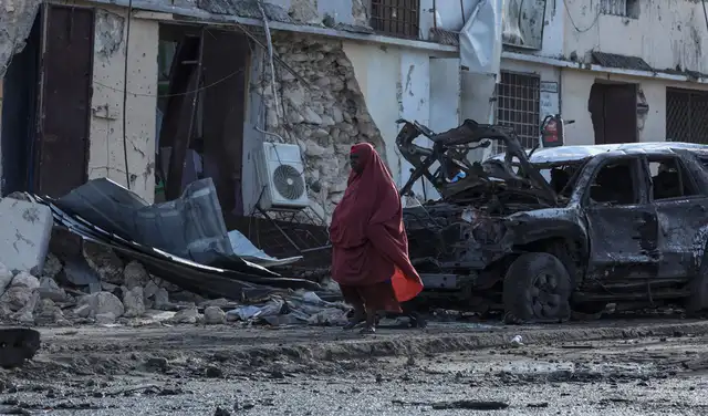  Una mujer camina entre escombros en un café de Mogadiscio tras un coche bomba que mató a cinco personas durante la final de la Eurocopa 2024. Foto: Hassan Ali ELMI | AFP    