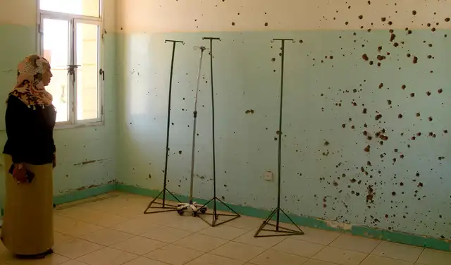  Una directora muestra impactos de bala en hospital de Jartum, donde la mayoría de hospitales y escuelas dejaron de funcionar por la guerra. Foto: Ebrahim Hamid / AFP    