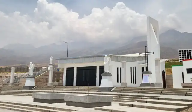 Primera etapa del nuevo cementerio costó S/2.800.000, un muro lo separa de las tumbas covid. Foto: Wilder Pari - La República.   