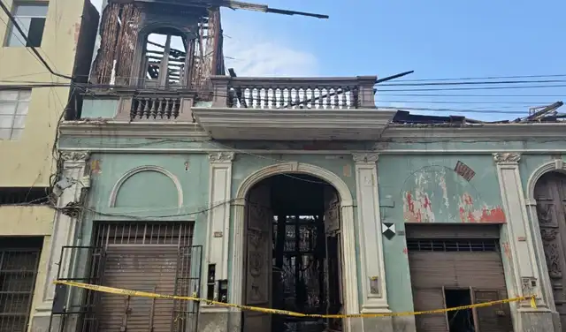 Las llamas consumieron rápidamente las estructuras de material noble. Foto: Silvana Quiñonez / La República. Las llamas consumieron rápidamente las estructuras de material noble. Foto: Silvana Quiñonez / La República.