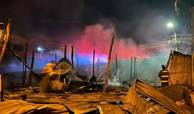 A pesar de la difícil labor de los bomberos, que atendían otro fuego simultáneo, se controló la situación. Foto: difusión.   