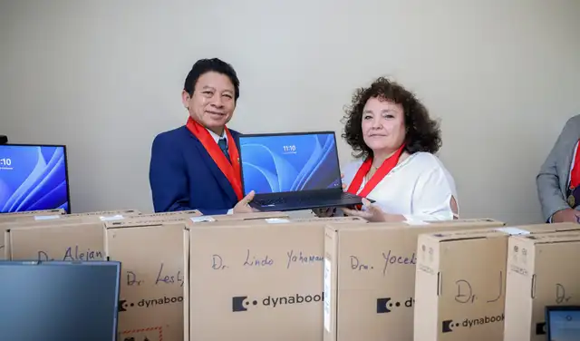 La entrega simbólica se realizó a magistrados clave, incluidos Celina Graciela Morey y Rudi Ángel Espejo, quienes impulsan la modernización del sistema judicial en Sullana. La entrega simbólica se realizó a magistrados clave, incluidos Celina Graciela Morey y Rudi Ángel Espejo, quienes impulsan la modernización del sistema judicial en Sullana.