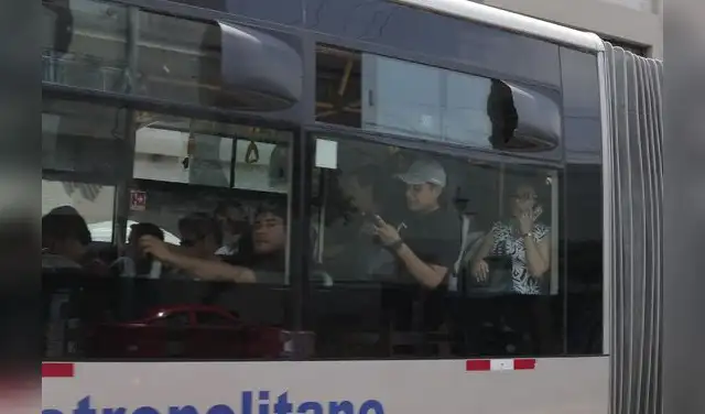 Deflectores de aire que funcionan como único sistema de ventilación en las antiguas unidades del Metropolitano.