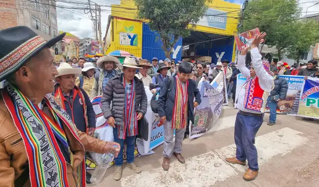Los dirigentes demandan cumplimiento de la ley, que promulga la asignación de 12 UIT (S/ 66.000) para municipios en 2026. Foto: Luis Álvarez / La República.   