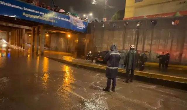 Intensas lluvias en Arequipa el 16 de febrero causaron inundaciones en varios puntos de la ciudad, con un bypass vehicular afectado y vehículos atrapados. Foto: composición.   