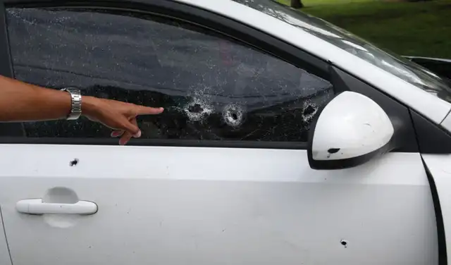 El carro recibió múltiples impactos. Foto: La República. El carro recibió múltiples impactos. Foto: La República.