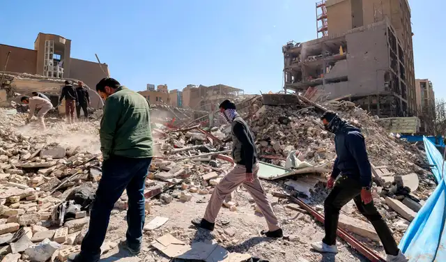La gente inspecciona los escombros de un edificio derrumbado cerca de la plaza Ferdowsi en Teherán. Foto: AFP La gente inspecciona los escombros de un edificio derrumbado cerca de la plaza Ferdowsi en Teherán. Foto: AFP