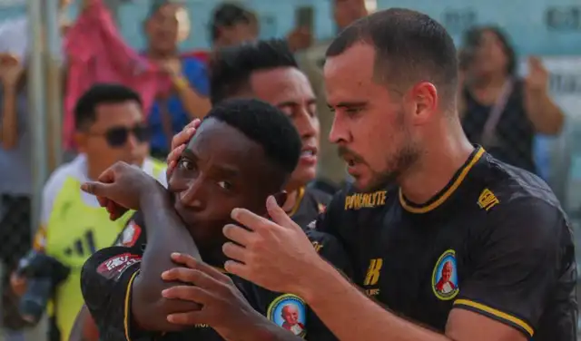Durán celebrando un golazo con Juan Pablo II Durán celebrando un golazo con Juan Pablo II