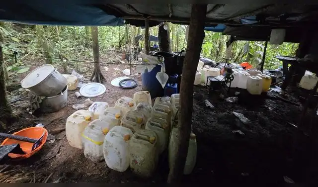 Insumos encontrados en laboratorio del Vraem. Insumos encontrados en laboratorio del Vraem.