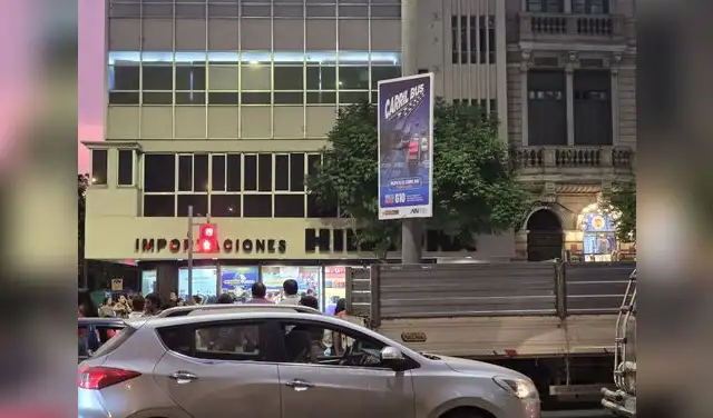 Vehículos particulares usando la vía exclusiva.  