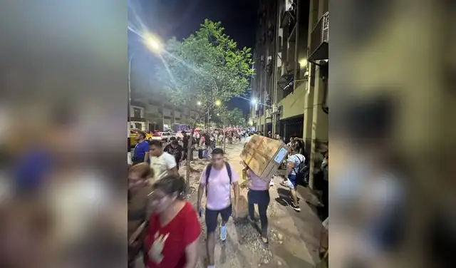En diversos paraderos, los peatones realizan largas colas para abordas los buses de transporte públio.  