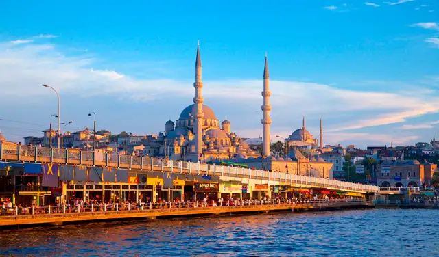 Ubicada a orillas del Bósforo, esta metrópoli turca reúne templos, palacios y mercados históricos que reflejan siglos de influencia cultural, política y comercial. Ubicada a orillas del Bósforo, esta metrópoli turca reúne templos, palacios y mercados históricos que reflejan siglos de influencia cultural, política y comercial.