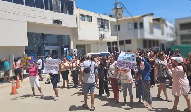 Padres del colegio Señor de los Milagros realizaron protesta. Foto: cortesía   