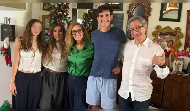 Katia Condos y Federico Salazar junto a sus hijos