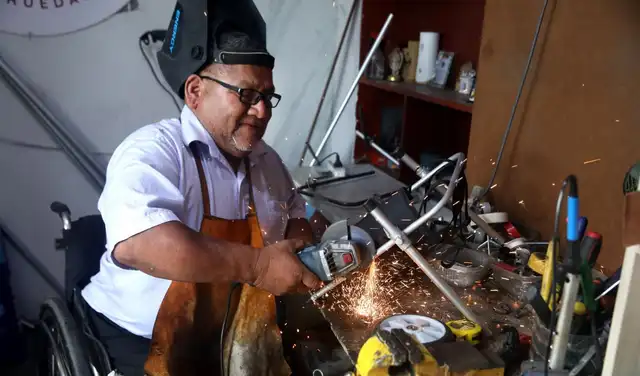 Wilmer realiza un trabajo 100% artesanal para darle una mejor calidad de vida a las mascotas. Foto: Carlos Feliz/La República Wilmer realiza un trabajo 100% artesanal para darle una mejor calidad de vida a las mascotas. Foto: Carlos Feliz/La República