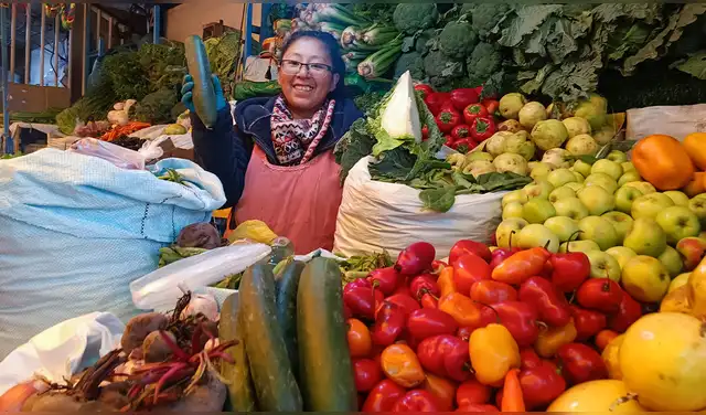 En el mercado Unión y Dignidad se oferta gran variedad de verduras. Foto: Liubomir Fernández, La República