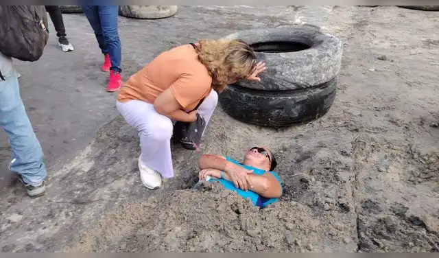 Padres de familia bloquean carretera en Loreto exigiendo reconstrucción de colegio por riesgo para estudiantes Padres de familia bloquean carretera en Loreto exigiendo reconstrucción de colegio por riesgo para estudiantes