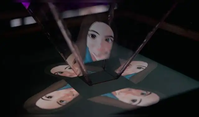 El holograma que espera ser mejorado por los estudiantes. El holograma que espera ser mejorado por los estudiantes.