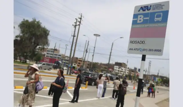Paradero con la identificación de corredor rosado en la nueva vía hacia el Callao.