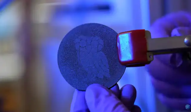 La capa de diamante puede disminuir la temperatura en chips electrónicos hasta 23 °C. Foto: Rise University