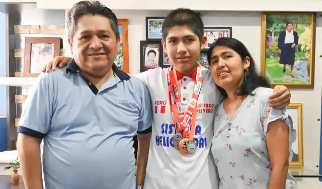 Joven destaca en exámenes de admisión de universidades peruanas con altos puntajes. Foto: Andina   