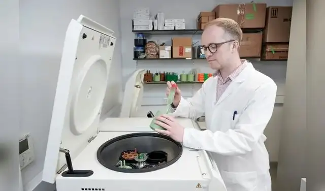 El profesor Stephen Wallace fue el encargado de recolectar bacterias modificadas para su análisis. Foto: Edinburgh Innovations