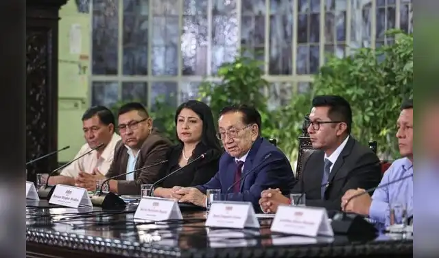 El presidente José María Balcázar y la exprimer ministra Denisse Miralles firmaron el decreto supremo otorgando un crédito suplementario para la adquisición de 24 cazas para la FAP. Foto: Andina  