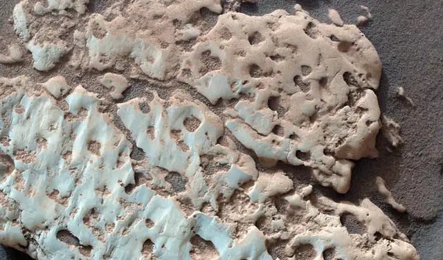 Una roca muy parecida a la que rompió Curiosity, fotografiada días después del descubrimiento de azufre. Foto: NASA/JPL-Caltech