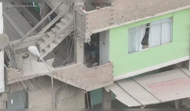 Sospechoso de asesinato ingresando a su domicilio