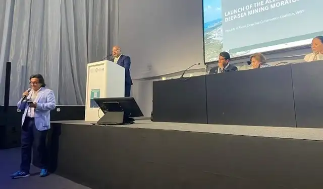 El congresista Edward Málaga en la Conferencia de las Naciones Unidas sobre los Océanos en Lisboa, el 2022, anunciando un proyecto de ley para establecer una moratoria a la minería submarina en aguas nacionales. Nunca lo presentó. Foto: difusión