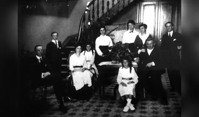 1917. Reunión de la familia Truel. En primer plano, está Lucha, la más joven de los ocho hermanos. Foto: Difusión.