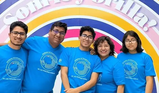 Dann Ticona y su madre, Margarita Cabrera, juntos en el centro. En la imagen también figuran los hermanos de Dann y su padre. Foto familiar tomada durante la Semana Internacional de las Personas Sordas. Foto: Margarita Cabrera  