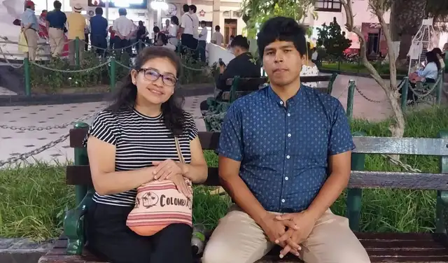 María Doris Ramos Villegas junto al intérprete de lengua de señas peruana, Arnol Mancilla. Foto: Narda Saavedra/La República  