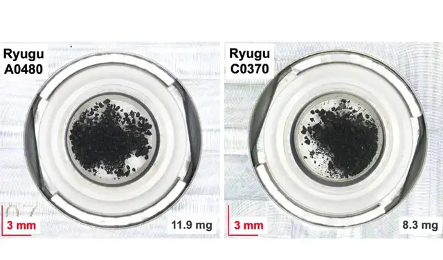 as dos diminutas muestras analizadas por los científicos. Foto: JAXA as dos diminutas muestras analizadas por los científicos. Foto: JAXA