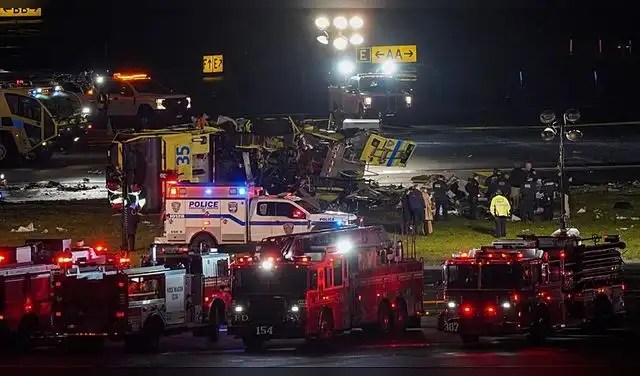 Servicios de emergencia asistiendo al camión de bomberos que chocó contra avión de Air Canada. Foto: Reuters Servicios de emergencia asistiendo al camión de bomberos que chocó contra avión de Air Canada. Foto: Reuters