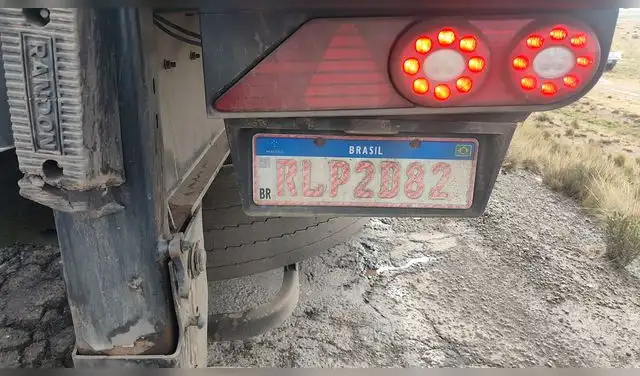 Matricula del tráiler que dejó destrozada a la miniván.