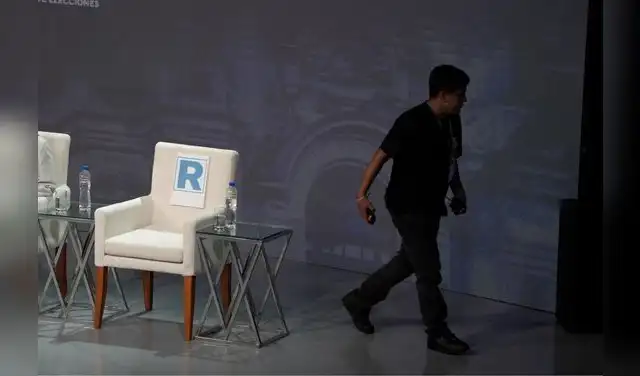 Rafael López Aliaga no llegó al debate presidencial.