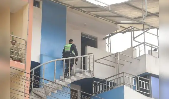 Efectivos policiales en el lugar del crimen.