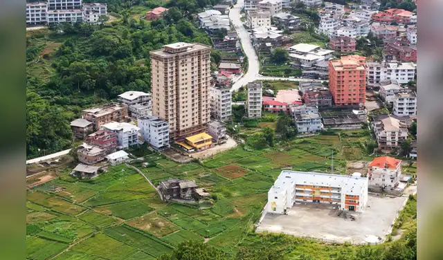 La familia Zhou gastó sus ahorros para construir el enorme edificio familiar. Foto: CDN
