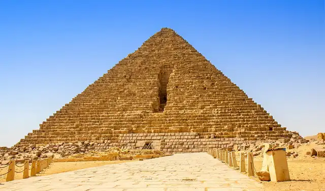 La pirámide de Menkaure o Micerino, fue construida entre 2490-2472 a. C. Foto: Wikimedia