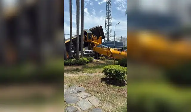 Pluma telescópica de la grúa terminó tendida sobre un parque. Pluma telescópica de la grúa terminó tendida sobre un parque.